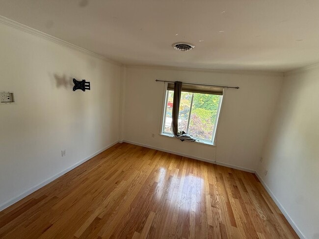 Building Photo - 9 Edison Ave