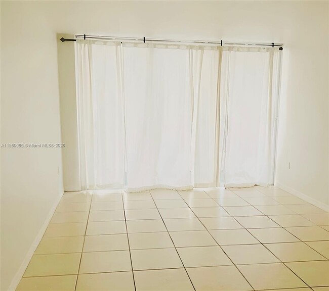 Photo - 555 NE 15th St Unidad 25G