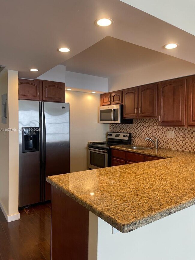 Building Photo - 1000 Parkview Dr Unit 926