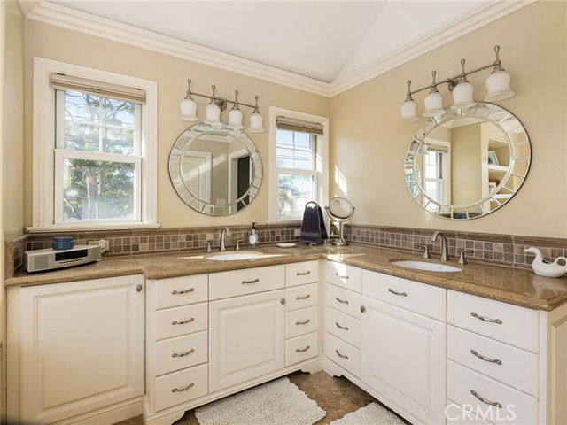 Building Photo - 1201 E Pine Ave