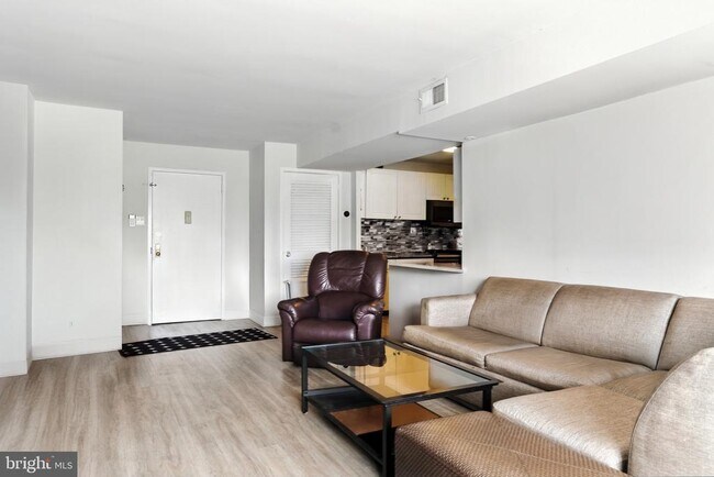 Building Photo - 5340 Holmes Run Pkwy Unit 419