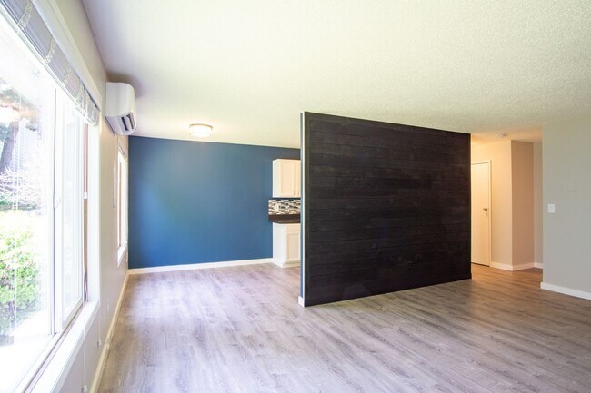 Building Photo - Close-in SE Spacious 3-Bed + A/C Ready Soon! Unit 4151-1