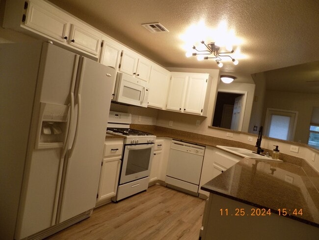 Photo - Well maintained up stairs condo