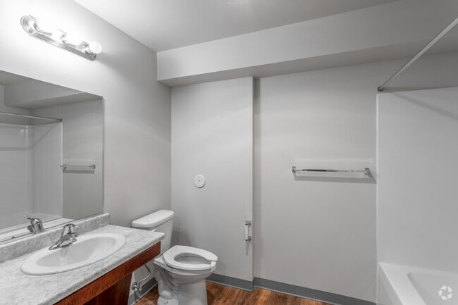 1BR, 1BA - 755SF
