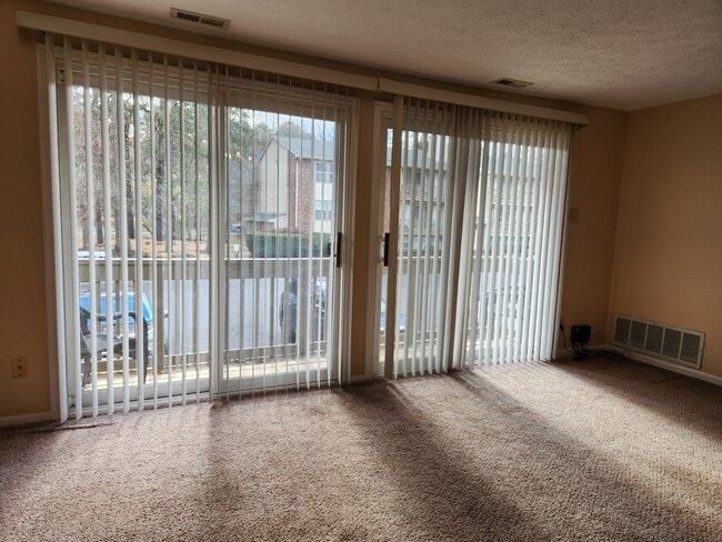 Building Photo - 65 Sweetfern Ct Unit 65