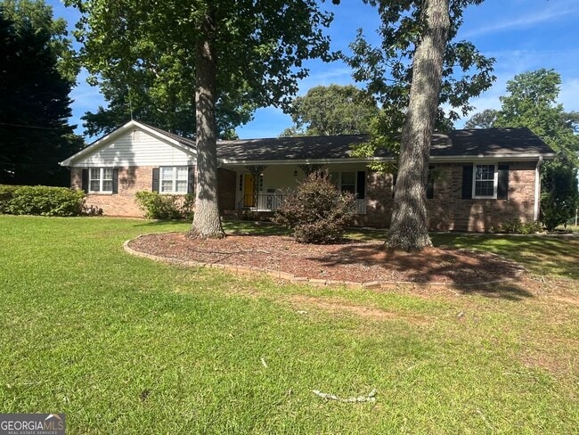 Building Photo - 2075 Pinewood Dr