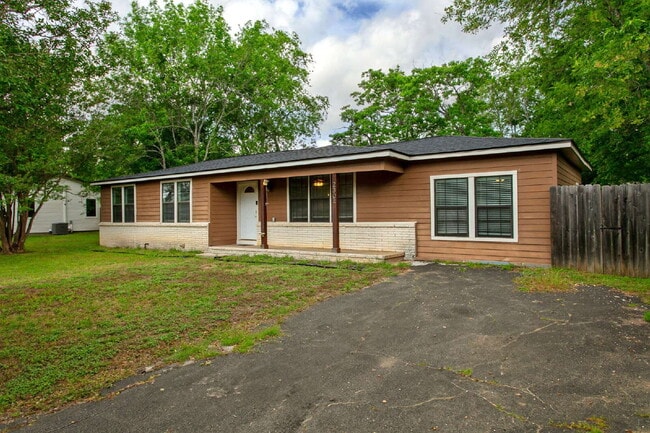 Photo - 2304 Staunton Dr