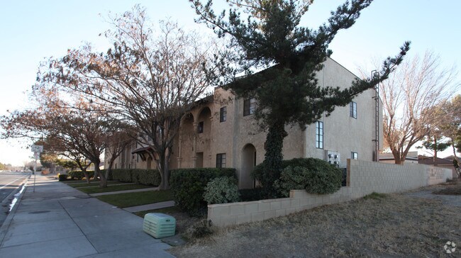 102 E Lancaster Blvd