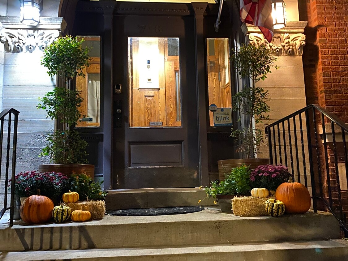 Photo - 718 W Barry Ave (Chicago, IL)