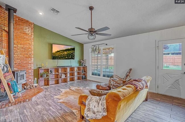 Photo - 125 SE Churchill Way