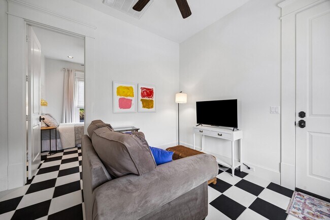 Photo - 1819 Banks St