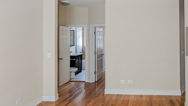 Photo - 1916 W Winona St Unit 1