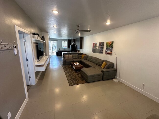 1122 S 1790 St W