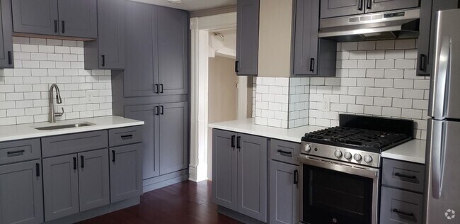 Building Photo - One bedroom, one bath upper Unit C Rental