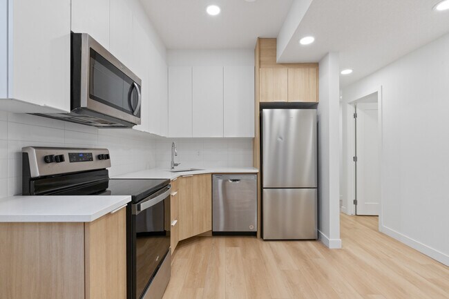 Building Photo - 11710-11125 125 St NW Unit BSMT 3