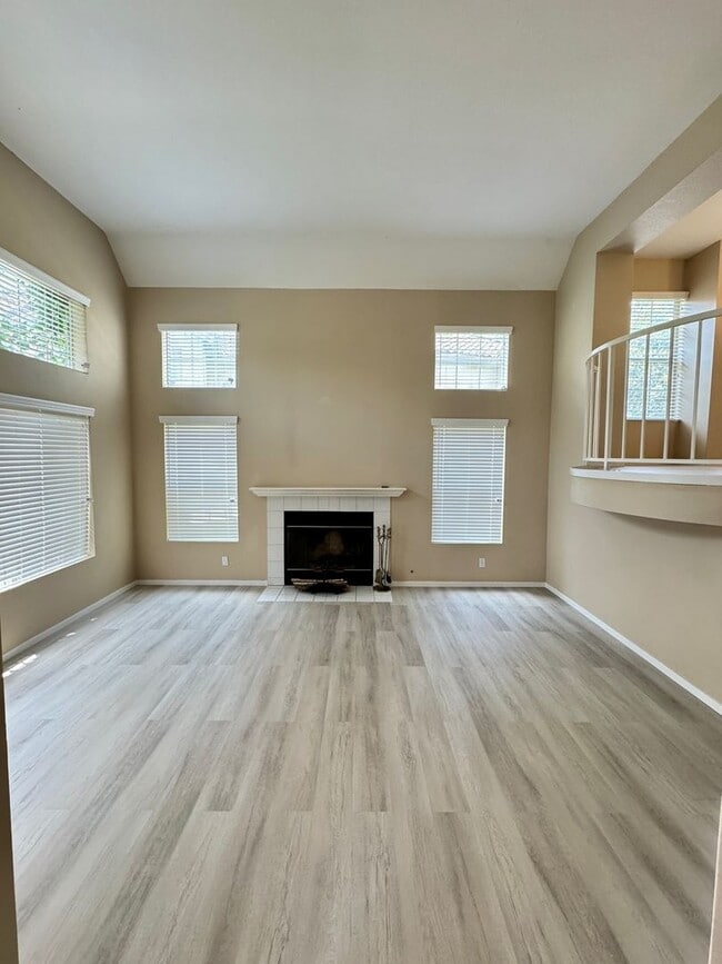 Building Photo - Large, end-unit townhome in the heart of Thousand Oaks