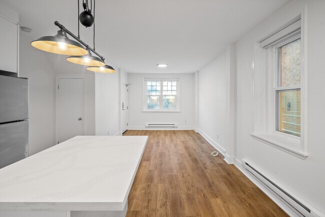 Photo - 2461 Queen St E