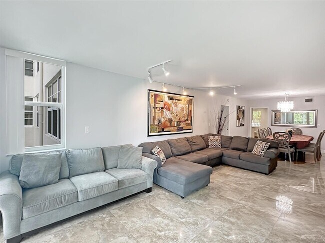 Photo - 3505 Oaks Way Unidad 310