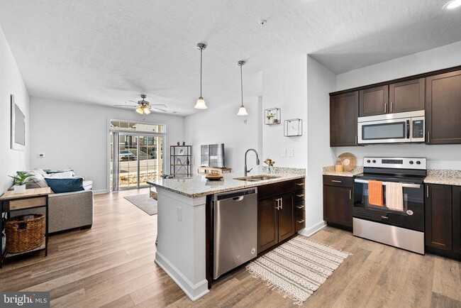 Building Photo - 3000 Larkwood Cir Unit 305 Rental