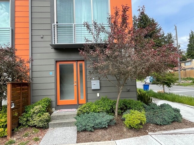 Building Photo - Great Townhome For Rent