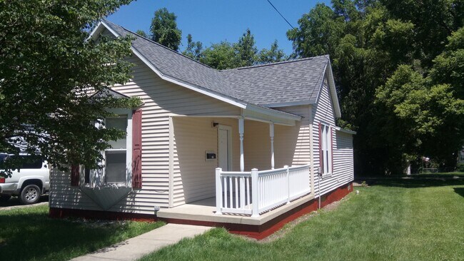 NW view from sidewalk - 215 Polk Ave