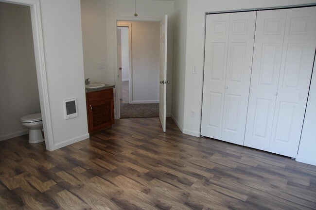 Photo - 233 Whitman St S