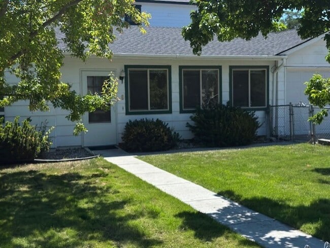 Building Photo - Charming 2-Bed, 1-Bath Hamilton Home with ...