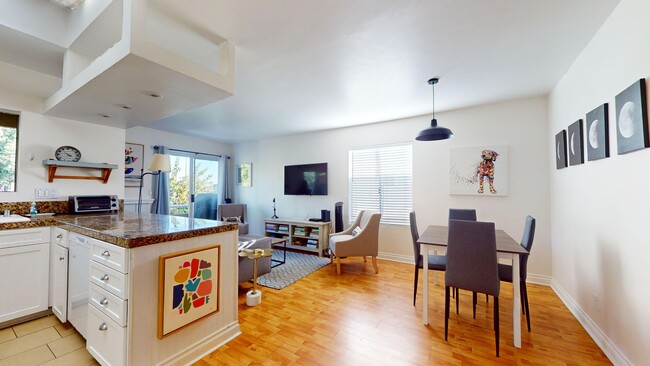 Bright 2 Bed 2 Bath Upstairs Condo Unit Av... - Bright 2 Bed 2 Bath Upstairs Condo Unit Av...