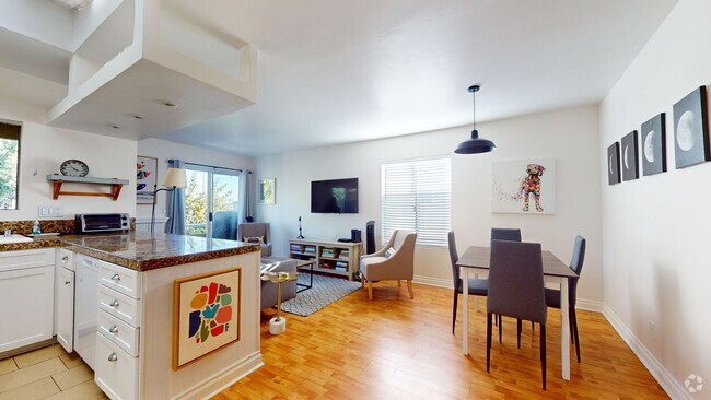 Building Photo - Bright 2 Bed 2 Bath Upstairs Condo Unit Av...