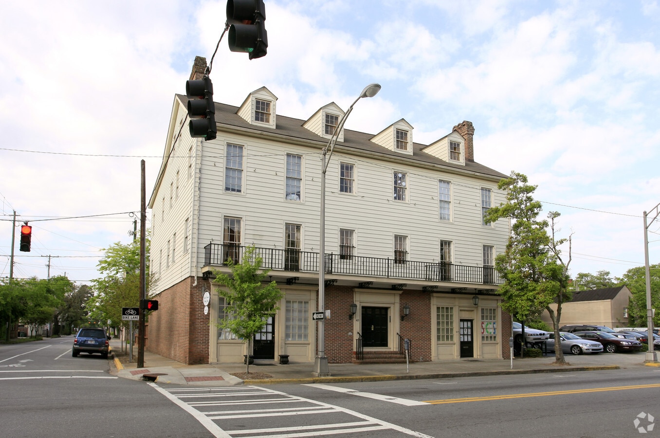Photo - 419 E Broughton St Apartments