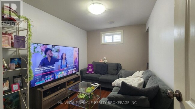 Photo - 11 Oxford St W