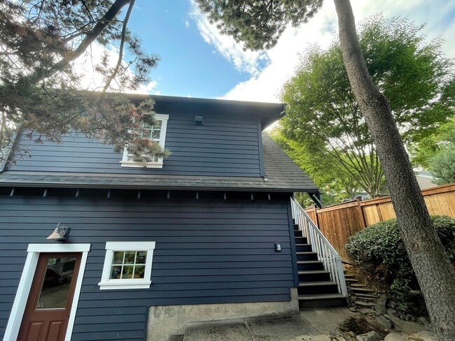 Building Photo - Furnished ADU in Multnomah Village on Quie... Rental