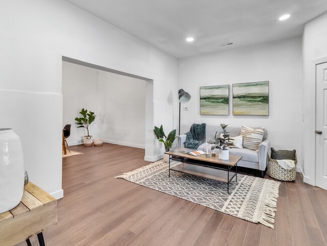 Photo - 739 24th St Unidad 2