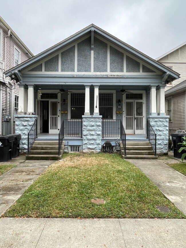 Building Photo - Huge 2BD/2.5BA Uptown, with a Yard, Central Air/Heat, and W/D in Unit