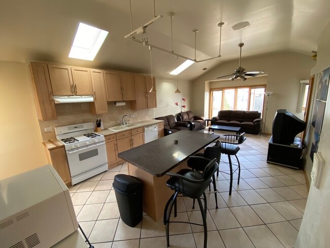 Kitchen / Living Room - 2442 W Fillmore St Unit 3