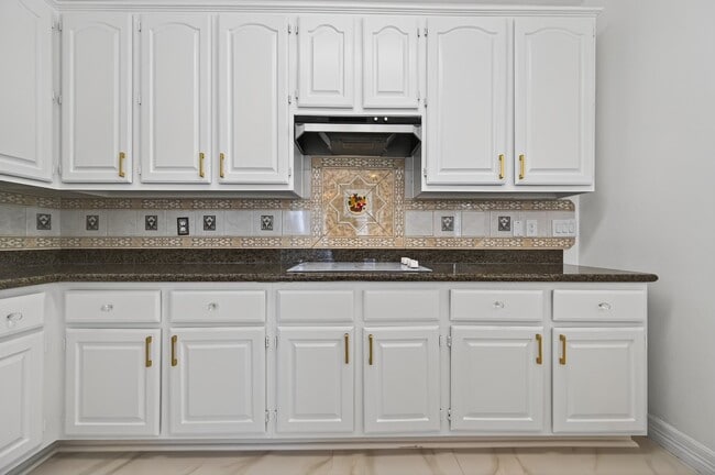 Building Photo - 2431 Parkwood Ln