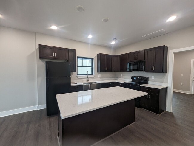 Building Photo - 3 Bedroom/2 Bathroom New Construction Townhouse in Southside