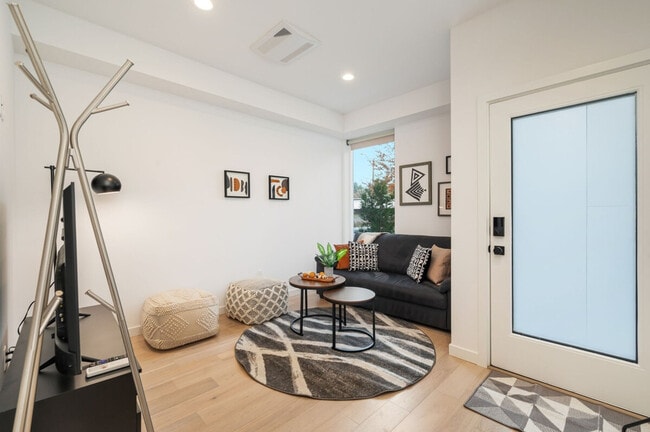 Photo - 6125 Sand Point Way NE Unidad ID1036013P