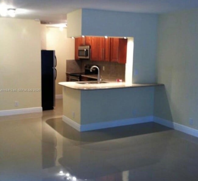 Building Photo - 2614 Riverside Dr Unit 2614