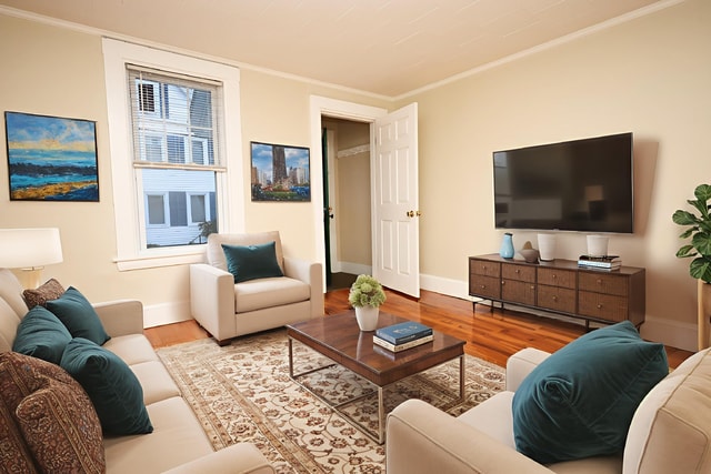 Photo - 32 Sheppard Ave