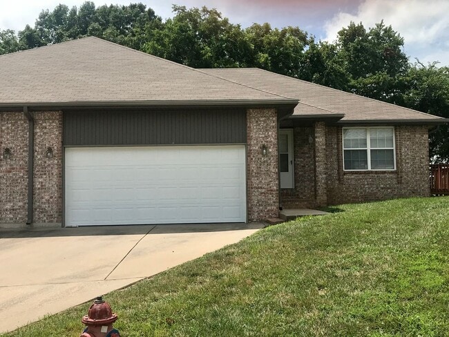 Building Photo - 1327 Carriage Ct