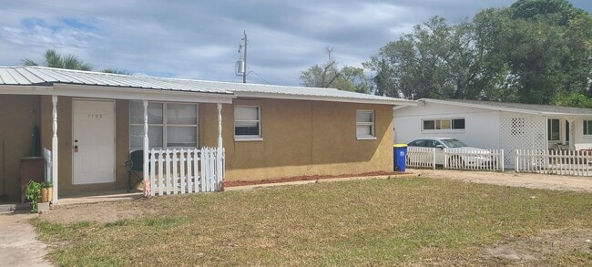 Building Photo - 1703 Edgewater Dr Unit #1705