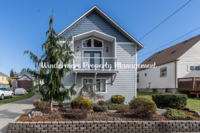 Building Photo - Beautifully Remodeled 2 bedroom in convenient location, private balcony, over sized garage, A/C a...