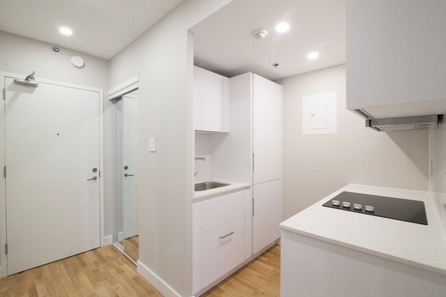 Building Photo - 3455 Rue Aylmer Unit 708