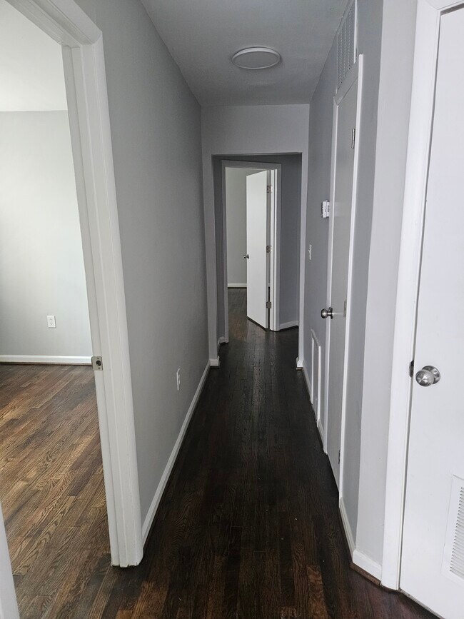 Pasillo - 3039 30th St SE