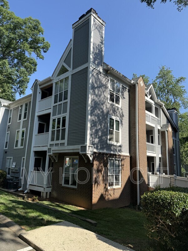 Building Photo - 2516 Cranbrook Ln Unit 11