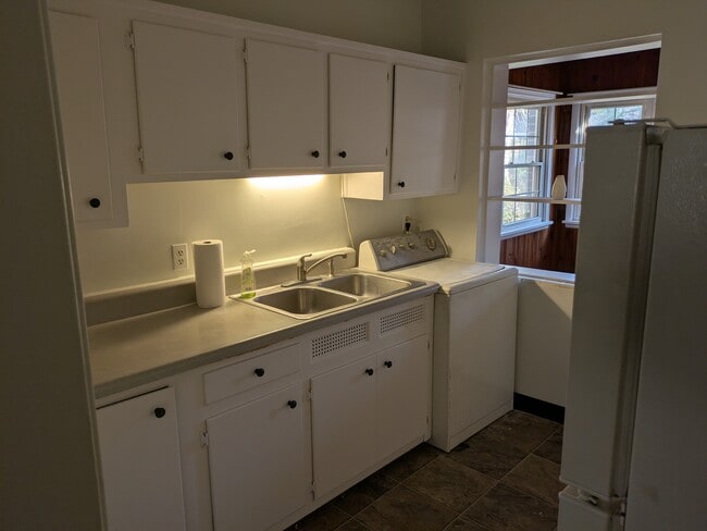 kitchen - 184 Garden Ln Unit Left