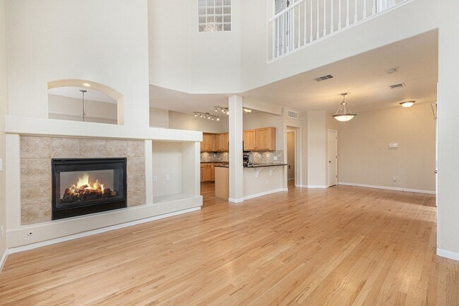 Photo - Bright & Spacious End-Unit Townhome with High Ceilings, Fireplace and over 1500 sqft of Living Sp...