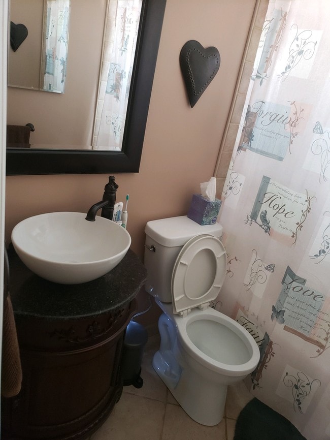 Bathroom - sorry the toilet seat is up. :-) - 2011 Rockefeller Ln