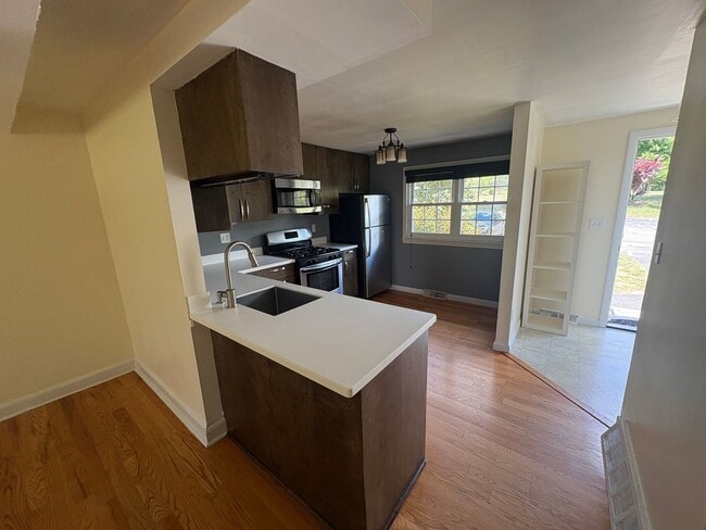 Building Photo - Newly updated 2 Bedroom Townhouse in quite neighborhood
